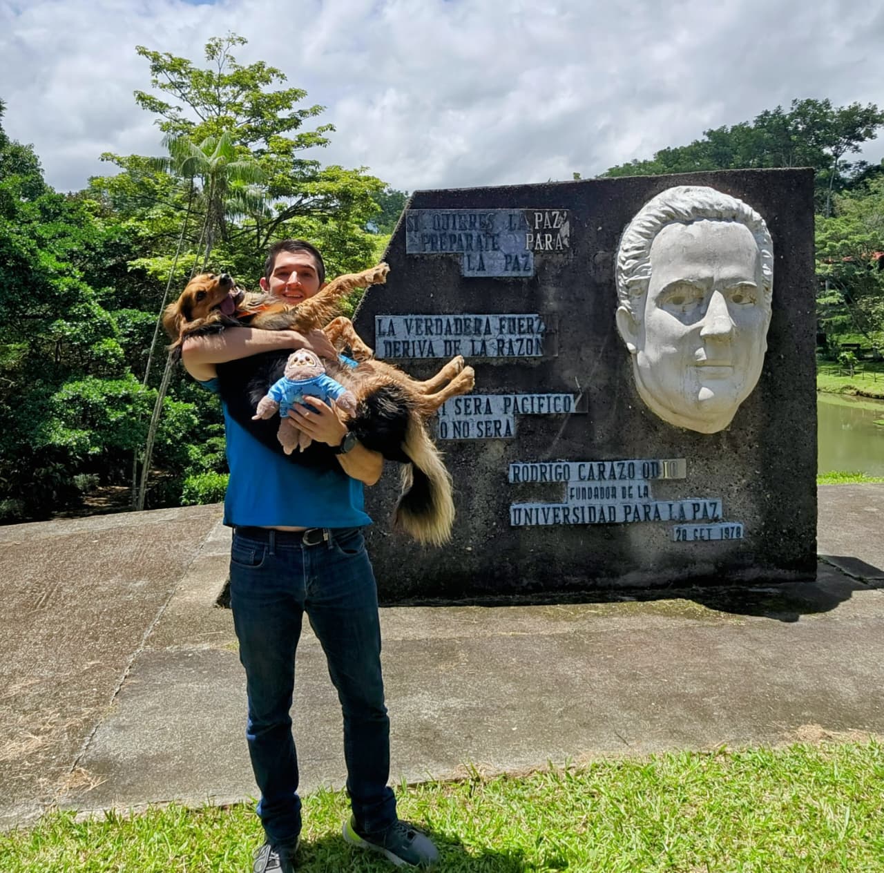 Juan José con su perro en la Universidad para la Paz